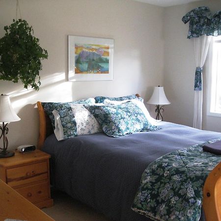 Avens Renaissance B&B Canmore Bagian luar foto