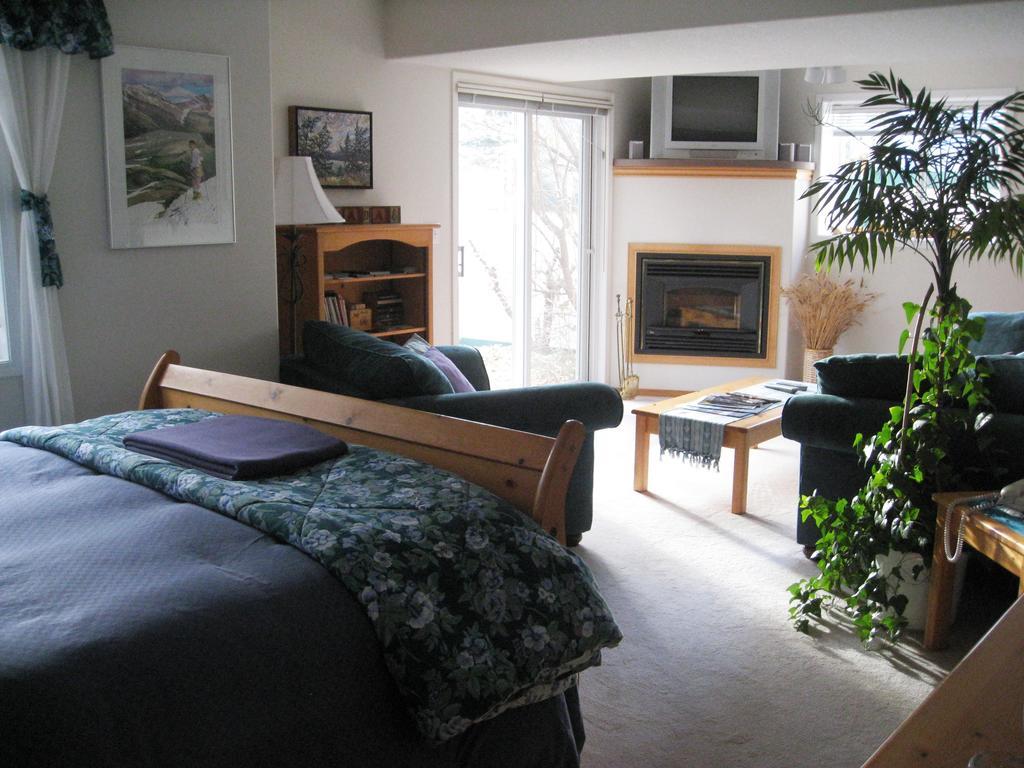 Avens Renaissance B&B Canmore Ruang foto